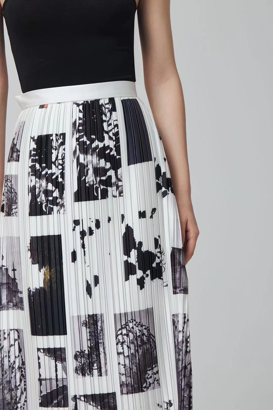 HAND PLEATED PHOTO PRINT SKIRT