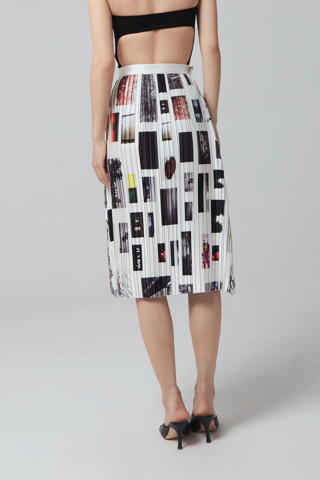 HAND PLEATED PHOTO PRINT SKIRT