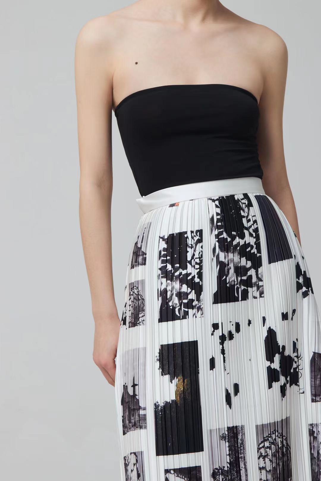 HAND PLEATED PHOTO PRINT SKIRT