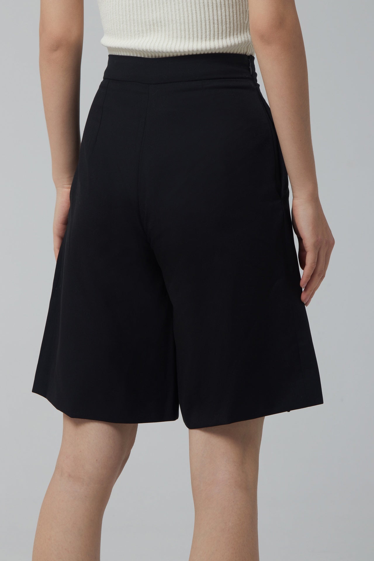 BLACK WOOL SHORTS