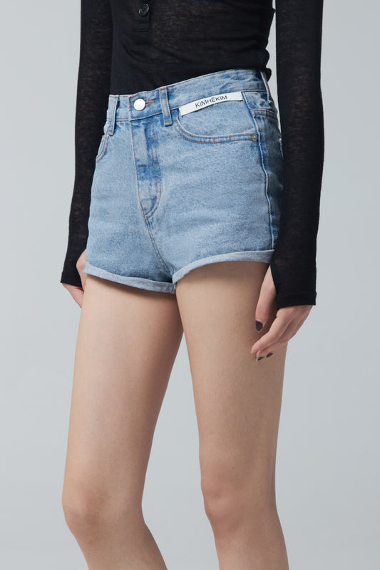 LABEL DENIM SHORTS