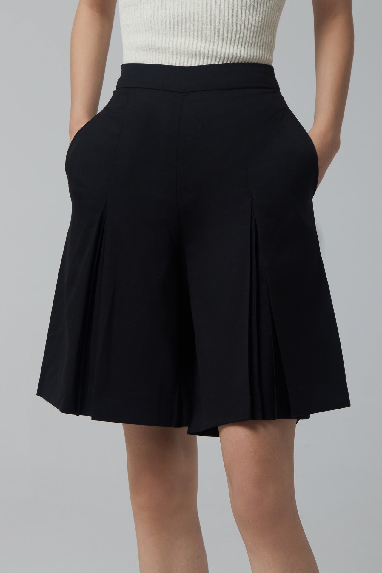 BLACK WOOL SHORTS
