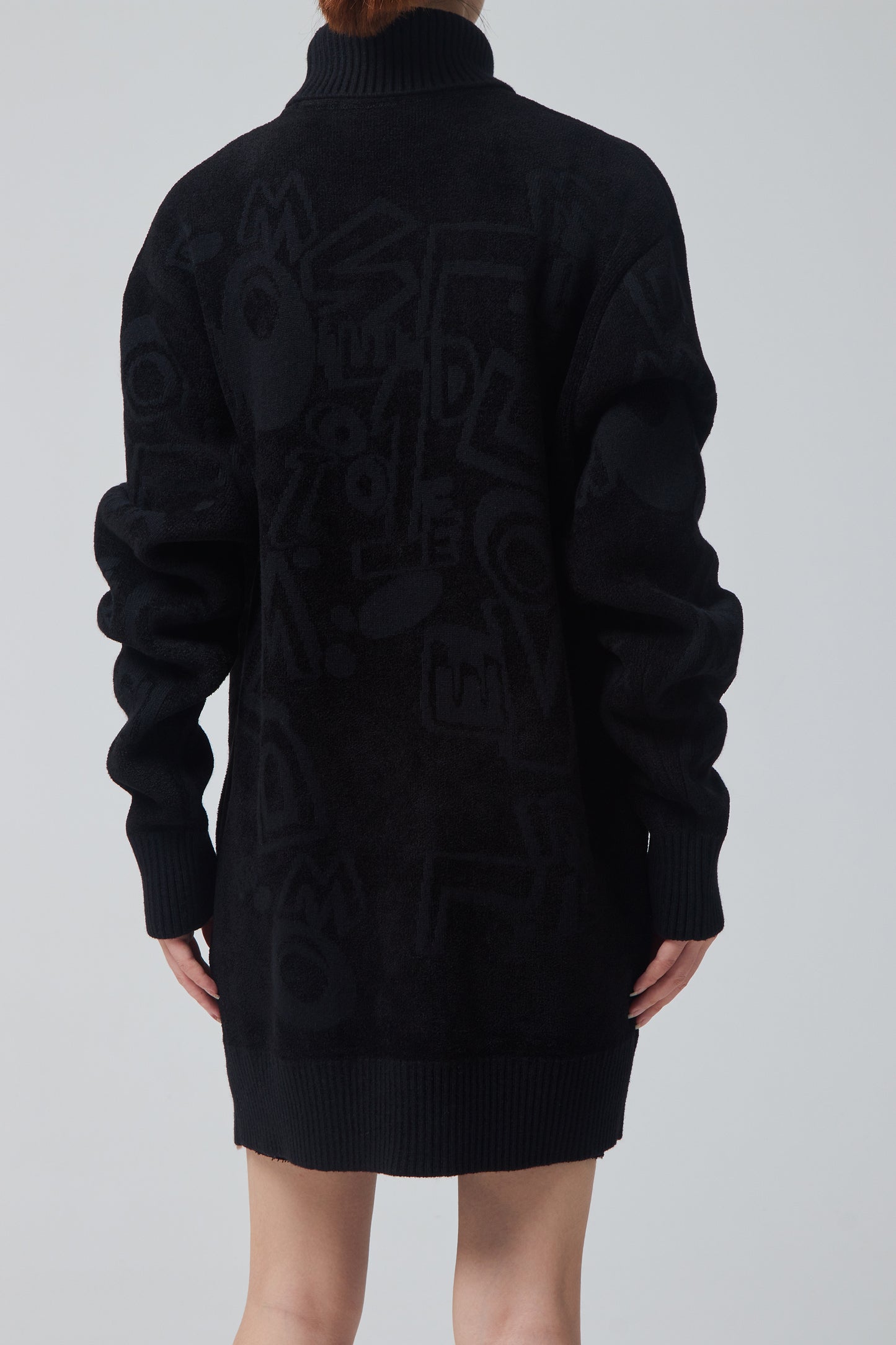 LOGO GRAFFITI TURTLE NECK SWEATER