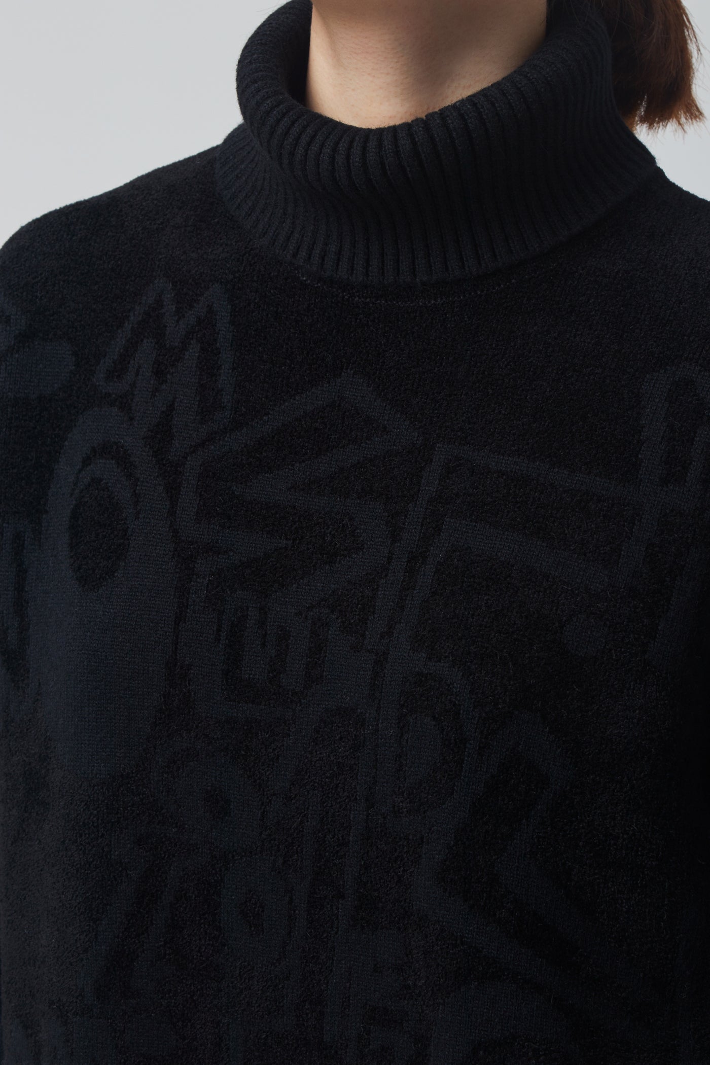 LOGO GRAFFITI TURTLE NECK SWEATER