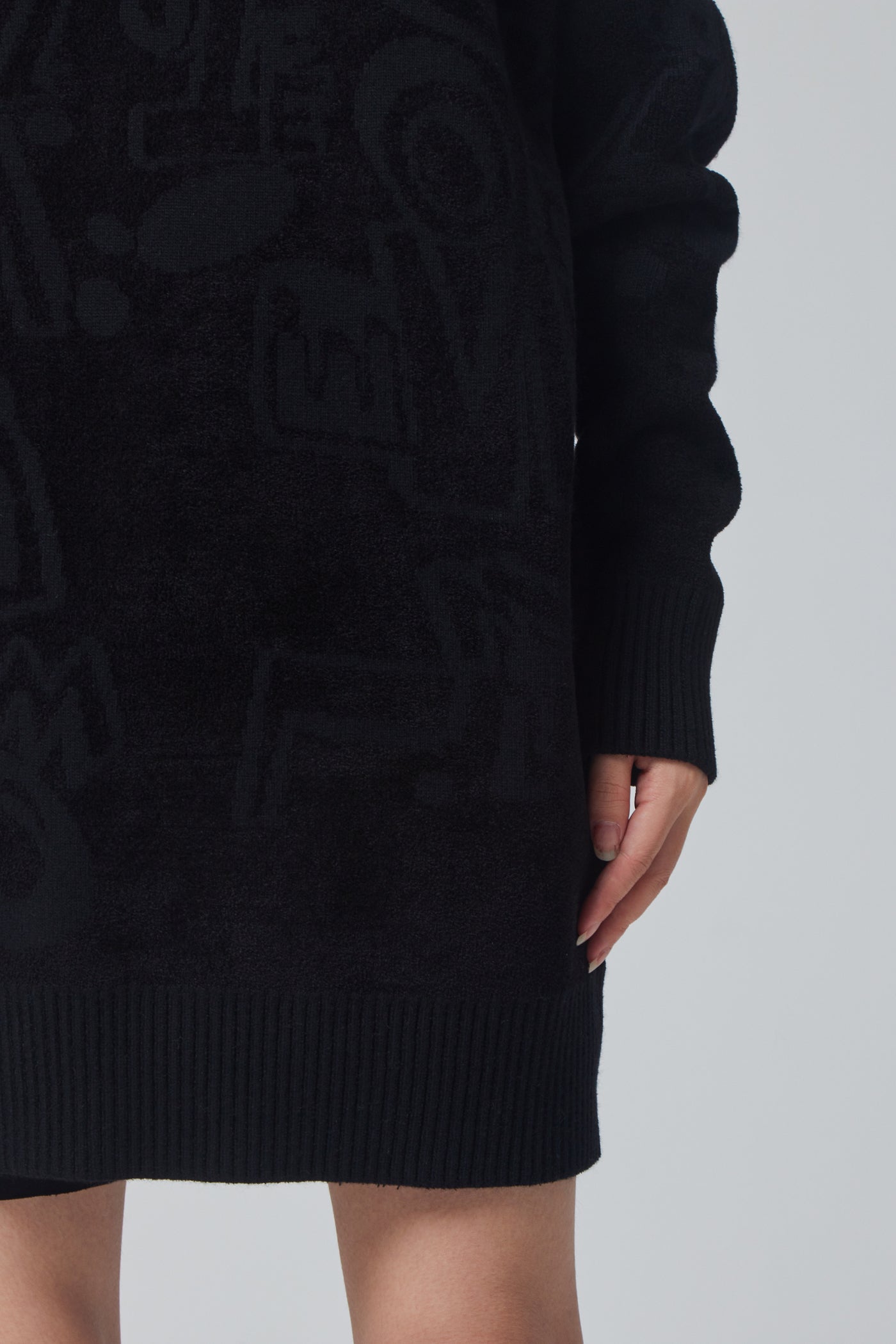 LOGO GRAFFITI TURTLE NECK SWEATER