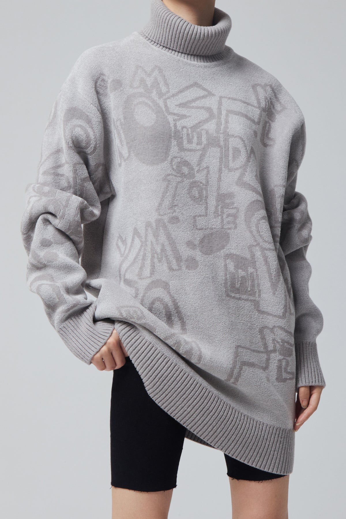 LOGO GRAFFITI TURTLE NECK SWEATER