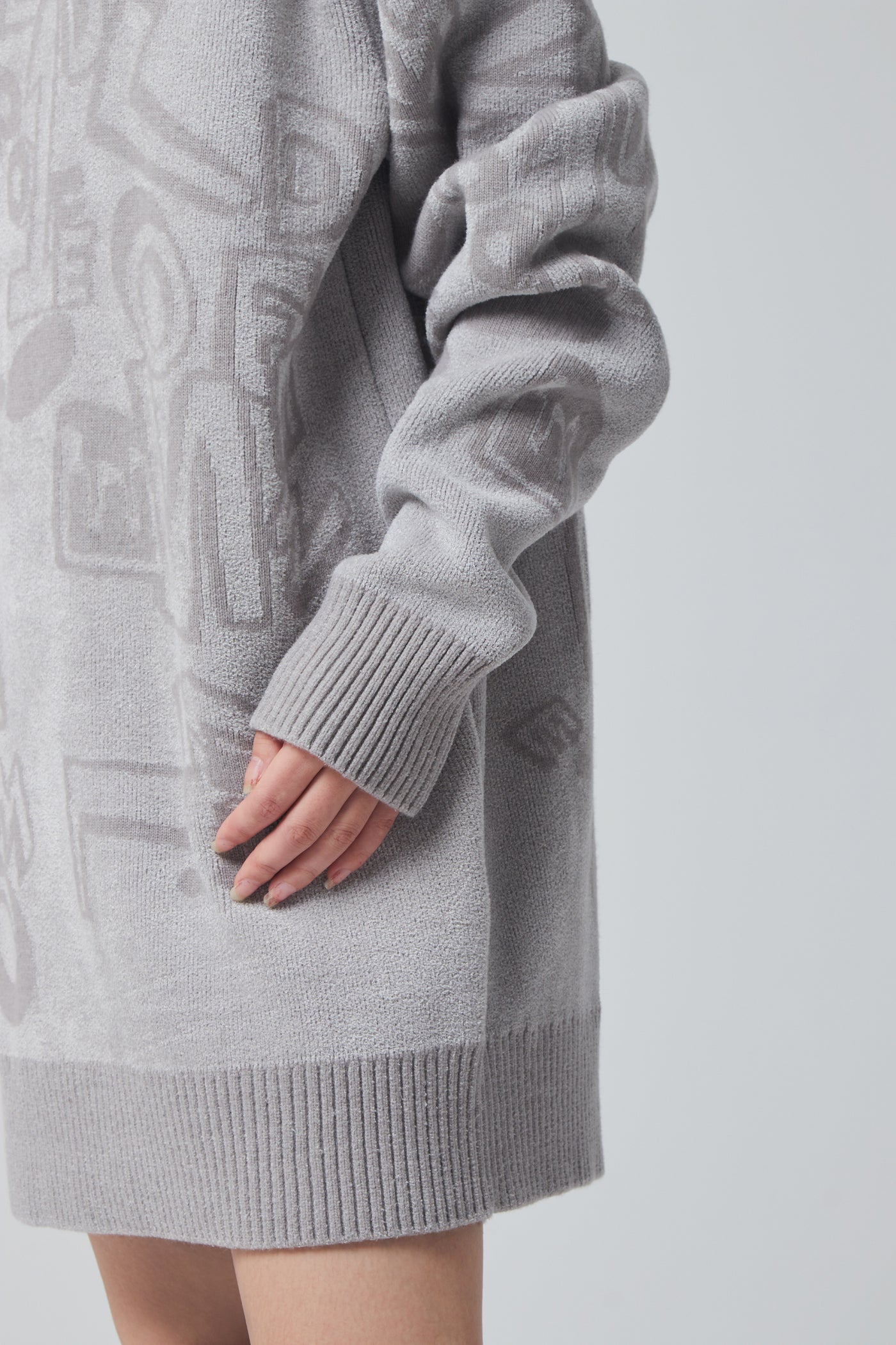 LOGO GRAFFITI TURTLE NECK SWEATER