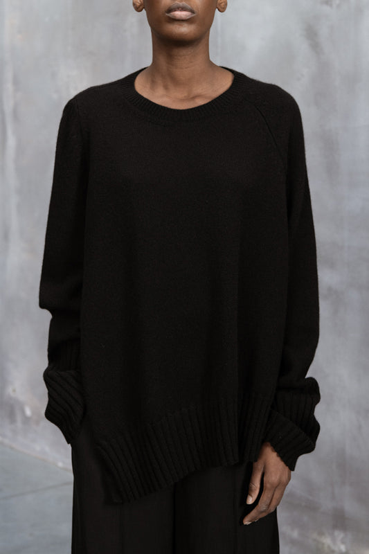 ASYMMETRIC ROUNDNECK JUMPER WITH SIDE SLITS