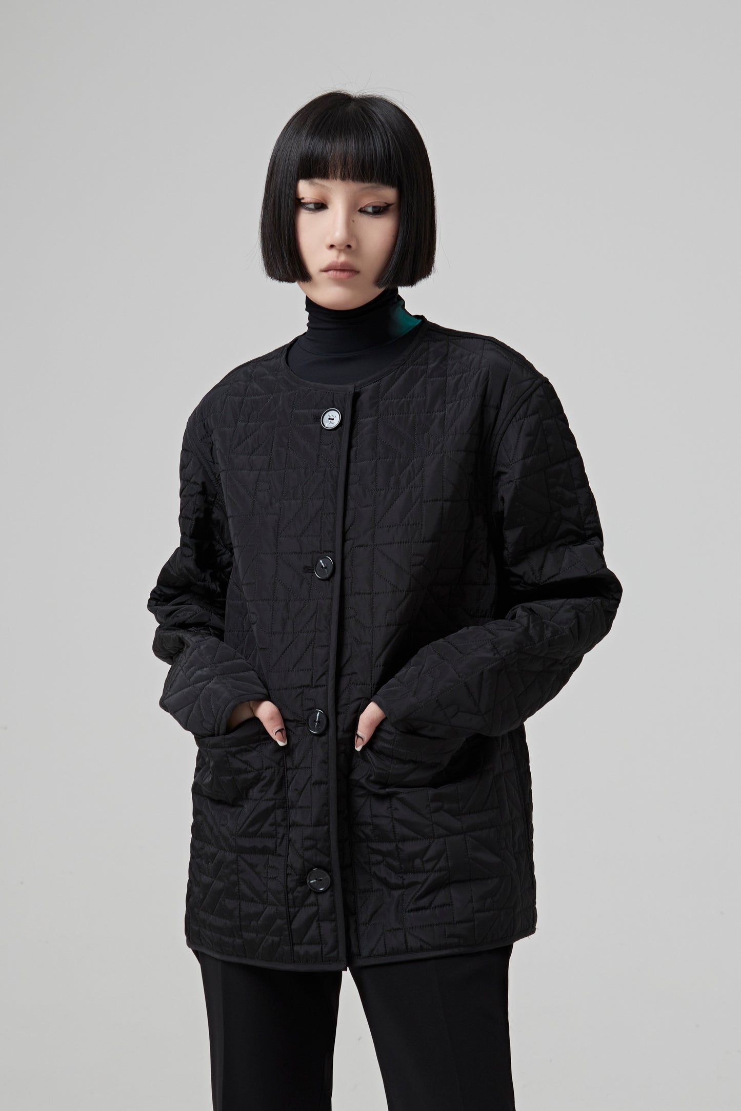 BOXY QUILTED JACKET WITH LOGO NR ALL OVER. NO COLLAR AND 2 PATCHED POCKETS