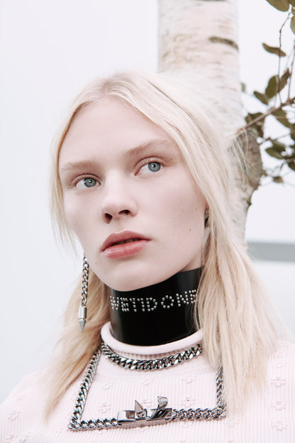 BLACK SMALL LOGO STUD WIDEDOUBLE BUCKLE CHOKER