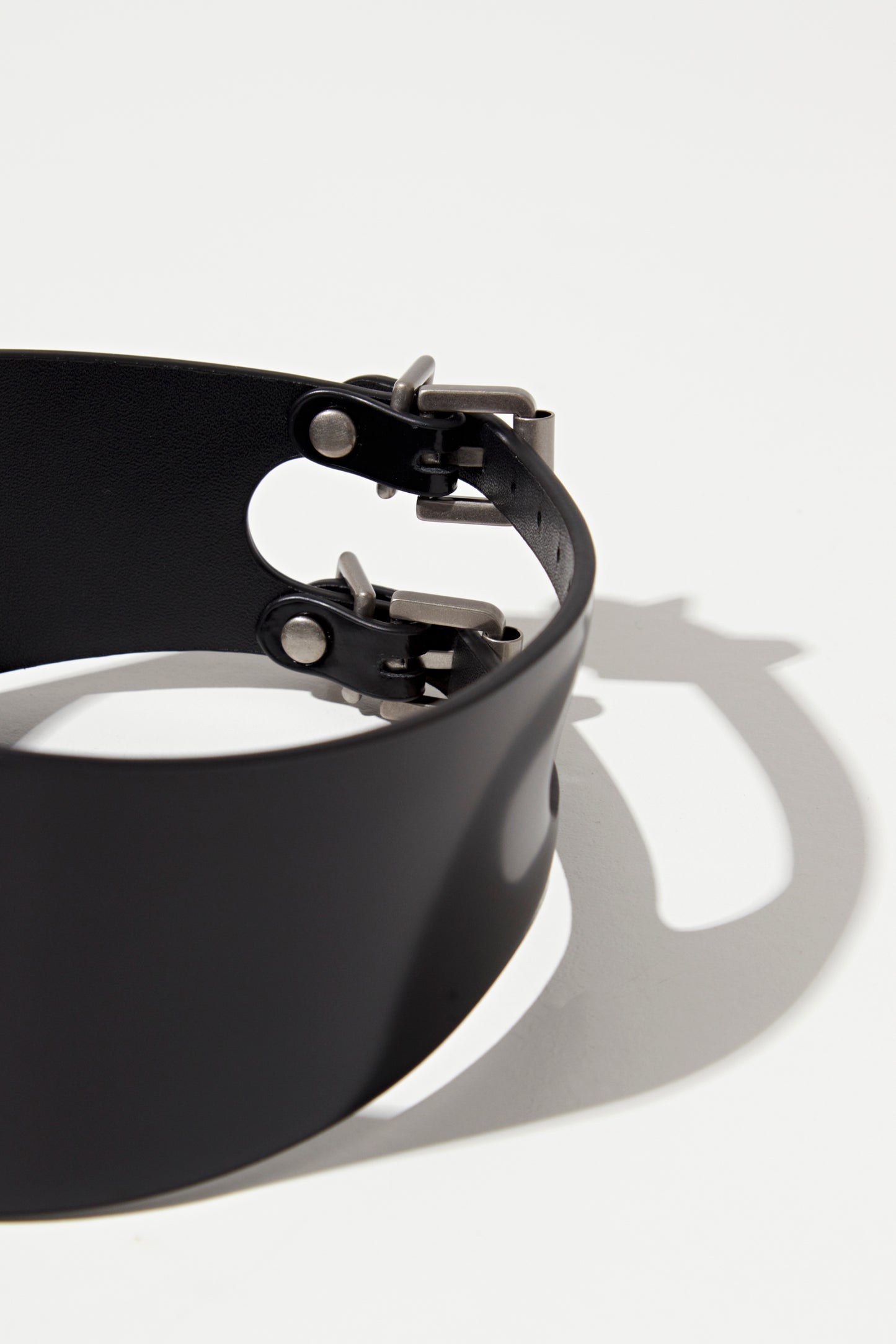 BLACK SMALL LOGO STUD WIDEDOUBLE BUCKLE CHOKER