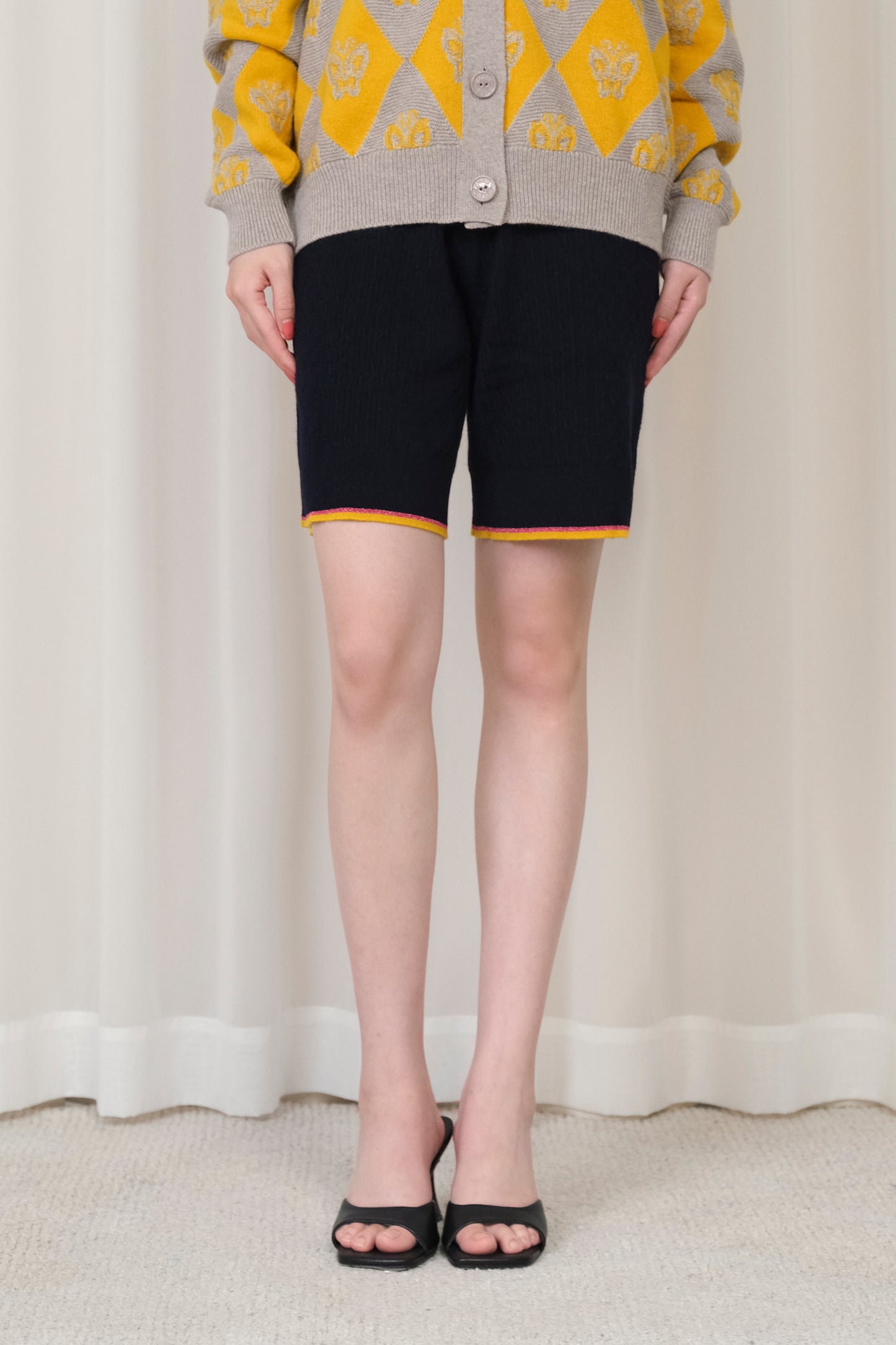 LADIES SHORTS WITH GOLF CABLE RIB AND STRIPE