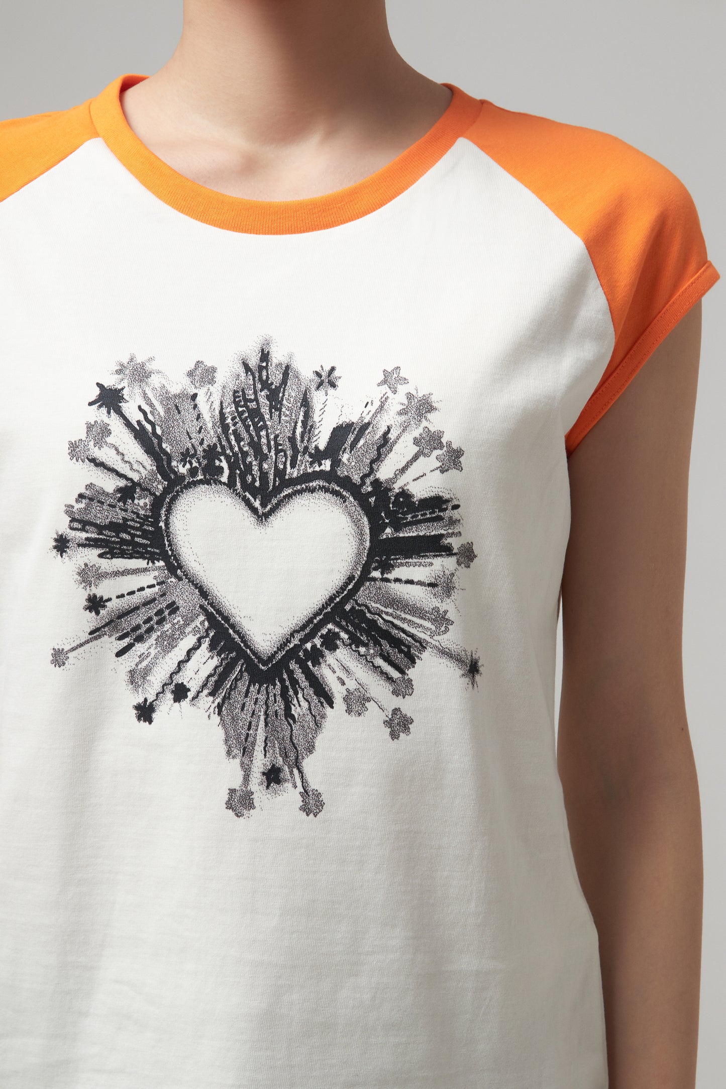 HEART GRAPHIC T-SHIRT